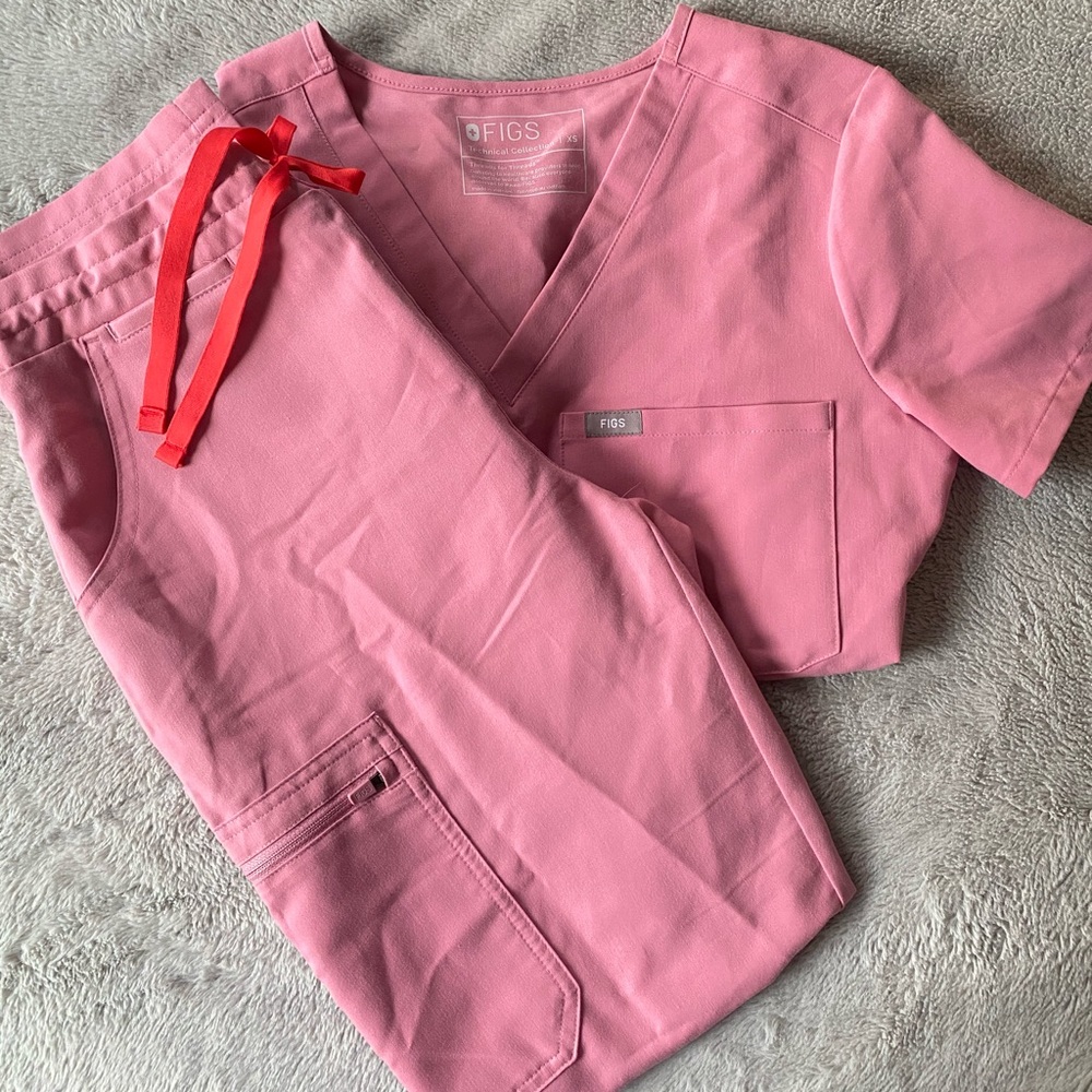 FIGS chalk pink set. one pocket top and yola skinny pant 💗